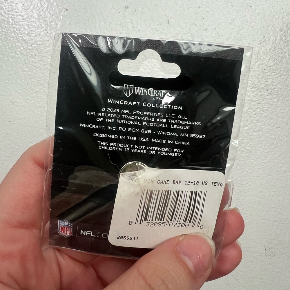 Jets Gameday Collector Pin - Picture 2 of 3